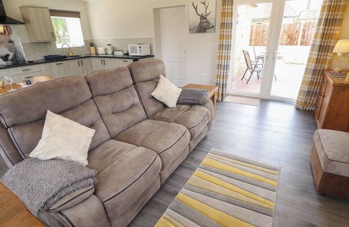 Folkingham Cabaña | THE OLD STABLES, pet friendly, with a garden in Folkingham