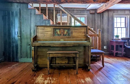 Campton Cabaña | The Old Timber - Family Vacation Home with Large Recreation Room