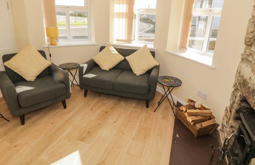 Caergeiliog Cabaña | THE OLD TOLL HOUSE, pet friendly, luxury holiday cottage in Valley