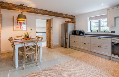Cheltenham Cabaña | The Old Tractor Shed, Cheltenham - sleeps 12 guests in 5 bedrooms
