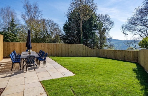 Cheltenham Cabaña | The Old Tractor Shed, Cheltenham - sleeps 12 guests in 5 bedrooms