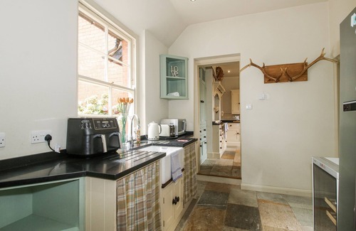 Leominster Cabaña | THE OLD VICARAGE, family friendly, with open fire in Leominster