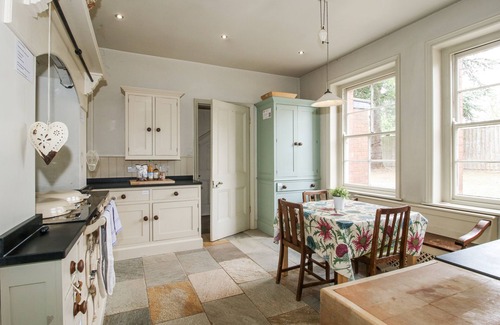 Leominster Cabaña | THE OLD VICARAGE, family friendly, with open fire in Leominster