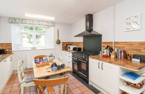 Tiverton Cabaña | THE OLD VICARAGE, pet friendly, character holiday cottage in Tiverton