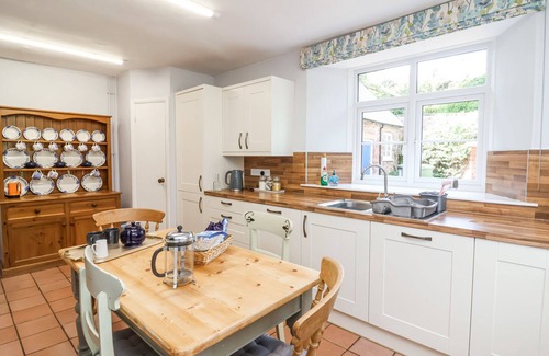 Tiverton Cabaña | THE OLD VICARAGE, pet friendly, character holiday cottage in Tiverton