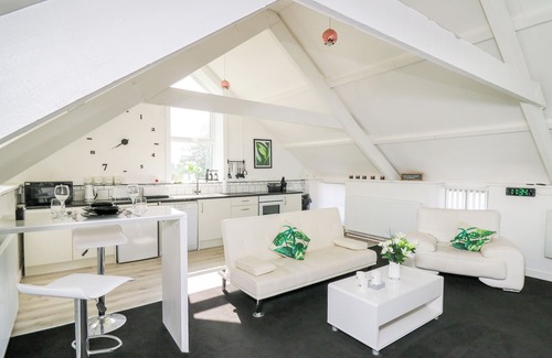 Llanybydder Cabaña | THE OLD WORKSHOP, pet friendly, country holiday cottage in Lampeter