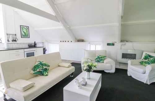 Llanybydder Cabaña | THE OLD WORKSHOP, pet friendly, country holiday cottage in Lampeter