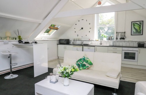 Llanybydder Cabaña | THE OLD WORKSHOP, pet friendly, country holiday cottage in Lampeter