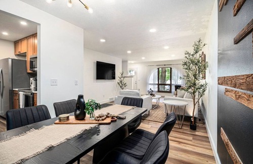 Sioux Falls Apartamento | The Olive Branch | Beams & Fireplace | Wine Bar