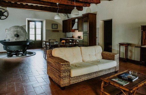Castelfiorentino Casa | The olive house is located in the grounds of the historic Villa Meleto estate