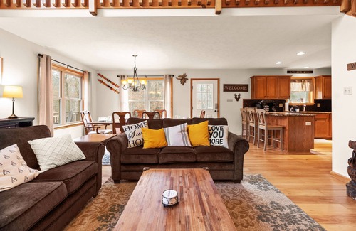 Albrightsville Chalet De Esquí | “THE ONE” Chalet, Perfect Getaway w/ Hot Tub, Multicade, Pool Table