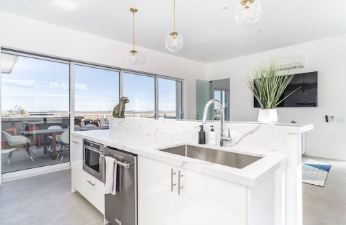 Panorama Heights Casa | The One - Joshua Tree Escape w/movie theater, geodome & hot tub