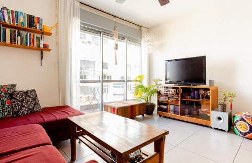 Florentin Apartamento | The One With the Red Couch