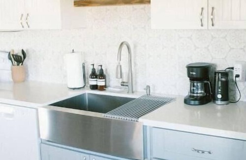 Yucca Valley Cabaña | The Onyx - Hot tub - Cowboy Pool - Lounging deck
