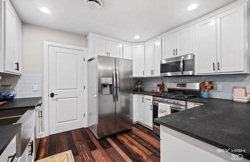 Downtown Casa | the ORANGE DOOR just steps from art, trails & dining