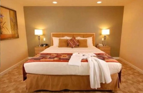 Paradise Valley Village Complejo | The Orange Tree Resort includes an 18-hole, PGA-rated golf course renowned