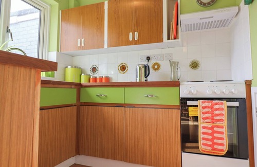 Bury St Edmunds Cabaña | THE ORCHARD CLOSE ART HOUSE, pet friendly in Bury St Edmunds