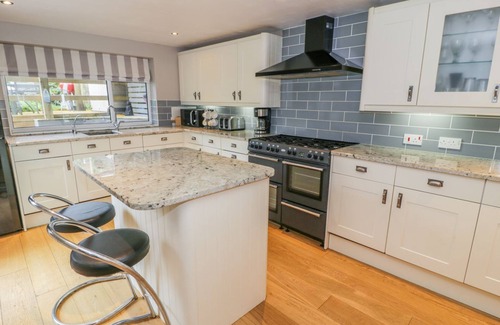 Llanengan Cabaña | THE ORCHARD, pet friendly, with hot tub in Abersoch