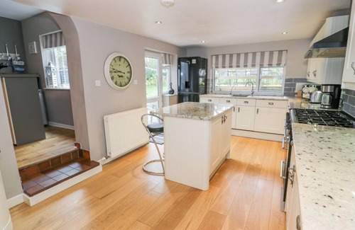 Llanengan Cabaña | THE ORCHARD, pet friendly, with hot tub in Abersoch