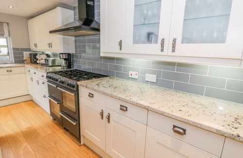 Llanengan Cabaña | THE ORCHARD, pet friendly, with hot tub in Abersoch