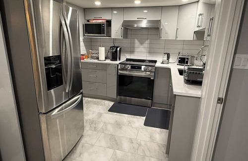 Southeast Edmonton Casa | The Orchards Haven – Luxury Basement 2BR Suite |Chef’s Kitchen |Office |Near YEG