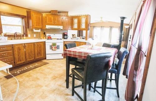 Florissant Cabina | The Original Lake George Lodge- Home with Front Deck!