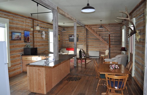 Pray Cabina | Los registros originales en las paredes interiores hacen de este un acogedor Montana Getaway.