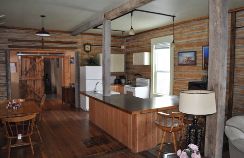 Pray Cabina | Los registros originales en las paredes interiores hacen de este un acogedor Montana Getaway.