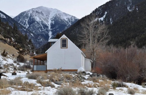 Pray Cabina | Los registros originales en las paredes interiores hacen de este un acogedor Montana Getaway.