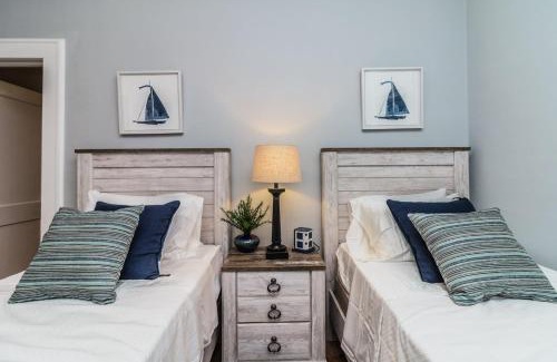 East Lake Morton Casa | The Osceola Historic District Charm - 10 Minute Walk to FSC & Downtown Lakeland