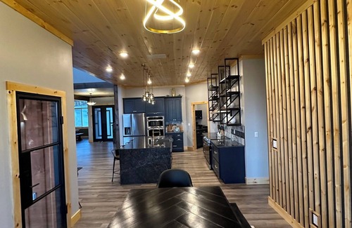 Jasper Casa | The Oslo + The Little Oslo Apt - 6 Kings + View + Hot Tub - Sleeps 27