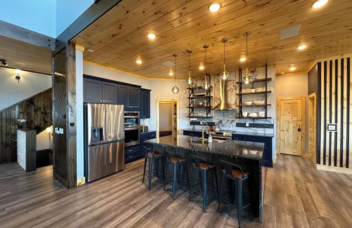 Jasper Casa | The Oslo + The Little Oslo Apt - 6 Kings + View + Hot Tub - Sleeps 27