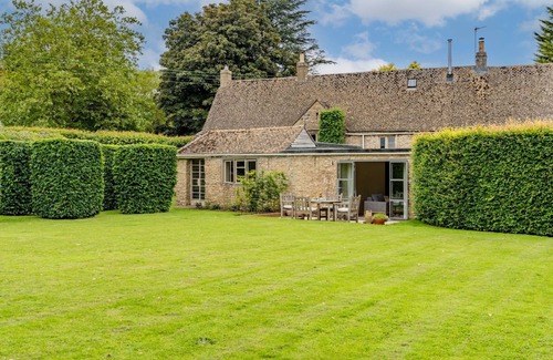 Elkstone Cabaña | The Other House, Elkstone, Near Cheltenham - sleeps 2 guests in 1 bedroom
