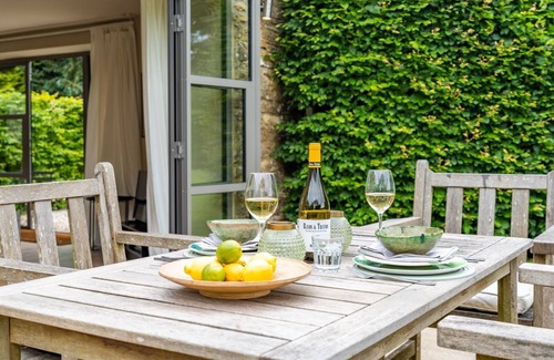 Elkstone Cabaña | The Other House, Elkstone, Near Cheltenham - sleeps 2 guests in 1 bedroom