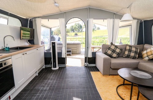 Llandrindod Wells Cabaña | THE OTTER, family friendly, with hot tub in Rhayader