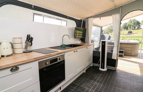 Llandrindod Wells Cabaña | THE OTTER, family friendly, with hot tub in Rhayader