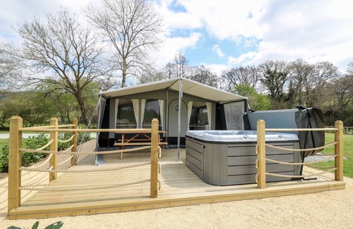 Llandrindod Wells Cabaña | THE OTTER, family friendly, with hot tub in Rhayader