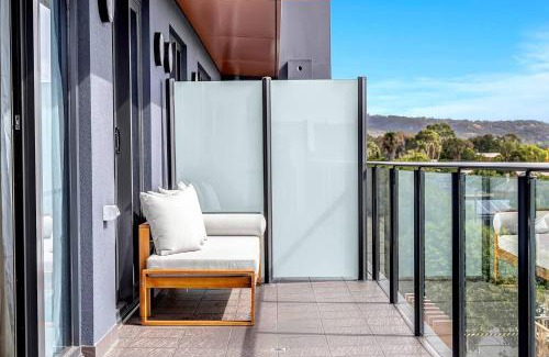 Parkside Apartamento | 'The Outlook' Light-filled Nordic Contemporary