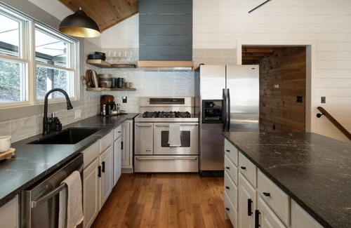 Fairview Cabina | The Outpost, on Little Pisgah Mountain - a Secluded Modern Cabin Oasis