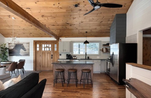 Fairview Cabina | The Outpost, on Little Pisgah Mountain - a Secluded Modern Cabin Oasis