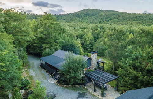 Fairview Cabina | The Outpost, on Little Pisgah Mountain - a Secluded Modern Cabin Oasis