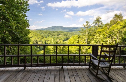 Springmaid Mountain Cabina | The Overlook - Sleeps 6