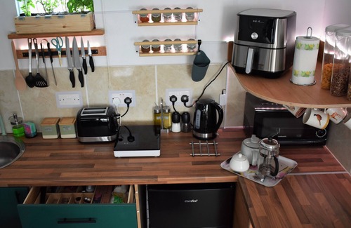 Horseheath Apartamento | The Owl Box: Self-contained Private Annex & Garden, kitchen, breakfast