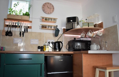 Horseheath Apartamento | The Owl Box: Self-contained Private Annex & Garden, kitchen, breakfast