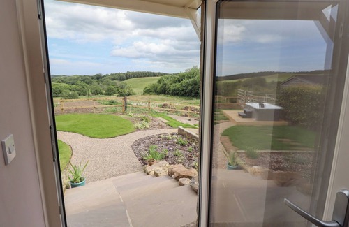 Morpeth Cabaña | THE OWL'S REST, romantic, with hot tub in Rothbury