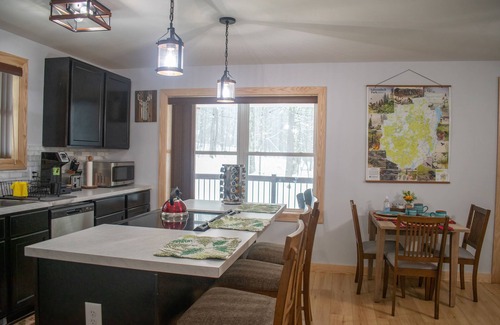 Jay Cabina | The Owl’s Nest. Cozy cabin near the High Peaks Wilderness. Pet-Friendly!
