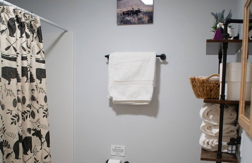 Jay Cabina | The Owl’s Nest. Cozy cabin near the High Peaks Wilderness. Pet-Friendly!