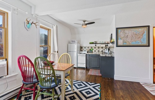 Idaho Springs Apartamento | ¡El nido del búho! Camina hasta las cervecerías, tiendas, tours y más de Main Street.