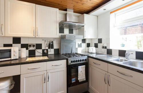 Liverpool Casa | The Oxton Club, Games Room with a Pool Table, by Anfield Stadium, 7 Beds, Garden, Equipped for Long & Short Terms Stays, Families & Contractors Welcome