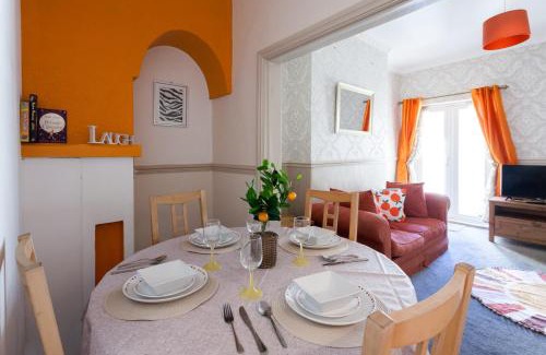 Liverpool Casa | The Oxton Club, Games Room with a Pool Table, by Anfield Stadium, 7 Beds, Garden, Equipped for Long & Short Terms Stays, Families & Contractors Welcome